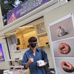 “응원 감사합니다”…김준수, 푸드트럭 앞 환한 <b>미소</b>→따뜻한 현장...