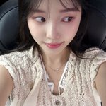 <b>이솔</b>이, 화사한 제주 여행 중 뉴진스 패션 시선 끌어