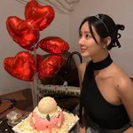 "과감한 오프숄더"… '이혼' 한그루, 블랙 <b>홀</b>터넥 '치명적'