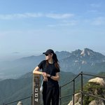 한혜진 “왜 이렇게 좋은 걸까요” 726m 산 정상서 뽐낸 8등신...