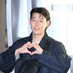 손흥민, 첫 우승 후 겹경사..대세 변우석 제치고 1위 찍었다