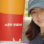 정가은, 빨간 기둥 앞 ‘브이’로 투표 인증…<b>의도</b>했나