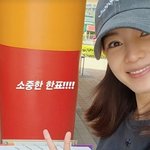 “소중한 한 표”…정가은, ‘빨간 <b>기둥</b>+브이 포즈’로 투표 인증