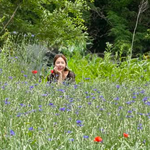 꽃밭에 쭈구려 앉았을 뿐인데 “나 왜 웃기지?”..<b>멀리</b>서도 눈부시네