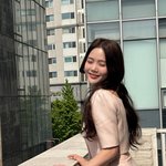 “햇살 속 눈을 감았을 때”…효정, <b>도심</b>에서 전해진 평온→봄빛 미소