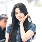 [현장포토] "예쁨이 한가득"…윤, 깜찍한 꽃받침