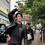 ‘신민아’ 김우빈, 가죽재킷으로 뽐낸 우월 피지컬..장꾸미까지 넘사벽...