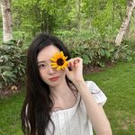 한 송이 해바라기처럼”…신시아, 초여름 <b>녹음</b> 속 미소→청초한 설렘