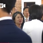 영부인한테 예를 갖추는 모범인<b>사법</b>!!