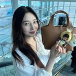 크러쉬 조이, 공항서 '가방만한 키링'으로 완성한 러블리 룩