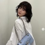 김유정, <b>명품</b>백보다 돋보이는 미모..러블리 펌 스타일