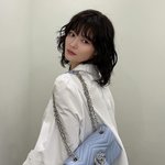 “흰 셔츠와 푸른 가방이 어울린 순간”…김유정, 청초한 여름→흔들림...