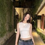 레드벨벳 크러쉬 조이, 화이트 민소매 <b>상의</b>와 청바지 매치