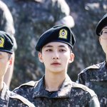 셉 <b>윤정한</b> 군복 사진 봤냐