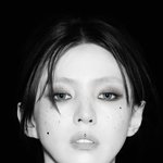  피어싱으로 뿜어낸 퇴폐美…<b>흑백사진</b> 뚫고 나오는 미모 [해시태그]