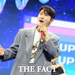 [강일홍의 이슈토크] 가수 영탁, 모친 신내림 고백 '찡한 가족...