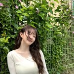 예린, <b>순백</b> 티+웨이브 헤어로 길거리에서 피어난 사랑스러움…“사랑스러움...