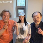 신구, 심장박동기 이식 후 근황… 공승연 손잡고 밝은 <b>미소</b>