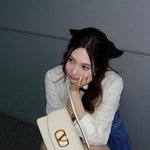 “고요한 시선 머문 자리”…크러쉬 조이, 여름빛 청순미→우아한 옆모습