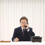 트럼프와 20분간 첫 통화 "이른 <b>시일</b> 내 만나기로…암살위험?에...