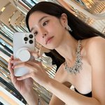 [웃픽] 유리 너머 <b>찬란</b>한 순간”…박규영, 우아함 가득→보석 빛나는...