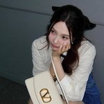  '인형 같은' 청순 비주얼…<b>데님</b> 스커트+레이스 블라우스로 완성한...