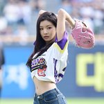 [포토] 배우 <b>이세희</b> '강렬한 눈빛 시구'