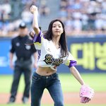 [포토] 배우 이세희 '<b>크롭</b> 유니폼 입고 힘찬 시구'