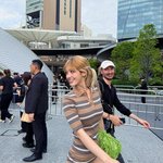 “Somi, Prada <b>or</b> Nada”…전소미, 오사카 도심→반짝이는...