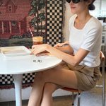  흰 티+늘씬 각선미로 연예인 아우라..누가 애 <b>다섯</b> 엄마로 봐