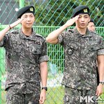 [속보]“전역을 명 받았습니다!” RM·뷔, 아미 품고 거수경례…전...