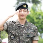 [현장포토] "<b>전역</b> 신고합니다"…뷔, 해맑은 군필