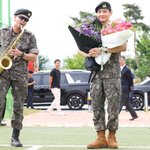 "BTS <b>RM</b>-뷔로 아미에게 돌아왔다"…10일 색소폰 불며 제대...