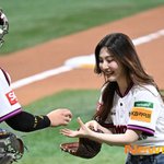 레드벨벳 크러쉬 조이, 미소와 함께 받아가는 시구 볼 [포토엔<b>HD</b>]