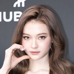 [현장포토] "하트도 시크하게"…<b>엘라</b>, 블랙홀 눈빛