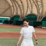 “살랑거리는 <b>미소</b>”…오마이걸 효정, 테니스 코트 위→청춘 감성 순수...