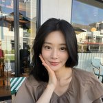 이주빈, 화이트 <b>팬츠</b>…‘여름 휴가룩의 정석’