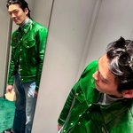 김우빈, 쨍한 초록색도 소화하다니..힙해도 너무 힙한 <b>공룡</b>상