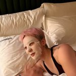 지드래곤, 컴백하더니 다 내려놨네…마스크팩 비주얼까지 '탈탈