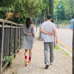  전역 앞둔 케빈오와 다정한 산책 ‘닮은꼴 커플샷’ [<b>MD</b>스타]