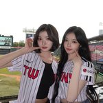 하츠투하츠 지우·이안, <b>LG</b>트윈스 '승리 요정'…"역전의 순간까지...