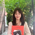 “수다의 온기를 품었죠”…한지민, <b>초여름</b> 오후→책을 안은 따스한...
