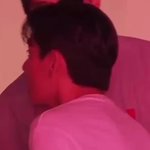 얘 뒷모습만 봐도 개잘생겼음 돌아설때 잘생긴 클리세