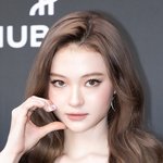 "하트도 시크하게"…<b>엘라</b>, 블랙홀 눈빛