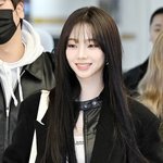 카리나, 친언니 결혼식서 하객 위장 실패‥<b>정장룩</b>에도 존재감 못 숨겨