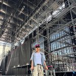 “거대한 무대 아래 <b>담담</b>하게”…조이 크러쉬, 리허설의 진실→무심한...