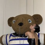 블핑 제니, 곰인형에 입술 쭉 관능美 폭발‥훅 <b>파인</b> 등라인 공개