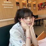 “하얀 꽃 <b>자수</b>에 물든 순간”…이선빈, 설렘 가득 여름→사랑스러운...