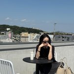 잠시 멈춘 시선”…신시아, 여유 속 고요한 무드→<b>도심</b> 루프탑 오후