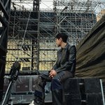 “<b>무대</b> 위의 여운”…크러쉬,조이 까만 가죽빛으로→여름 저녁 압도